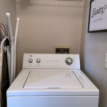 Large Washer in Laundry Room photo_22-11-2021_18_38_07b.jpg